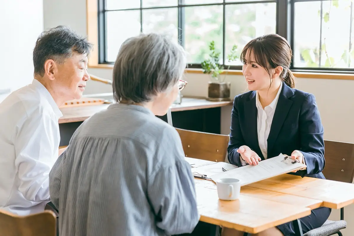 相談窓口で担当者と話す夫婦