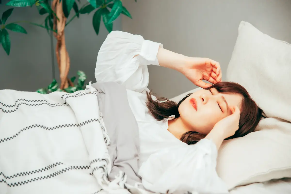 夜中の物音で眠れない女性