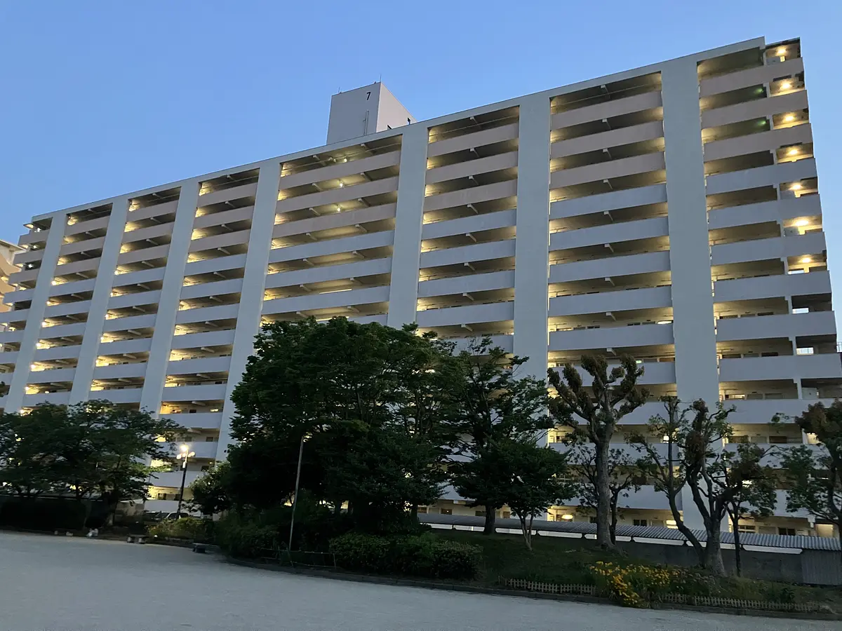 夕暮れの集合住宅