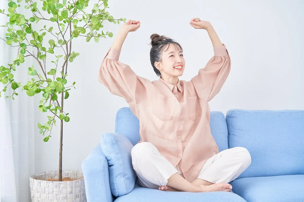 明るい部屋でくつろぐ女性