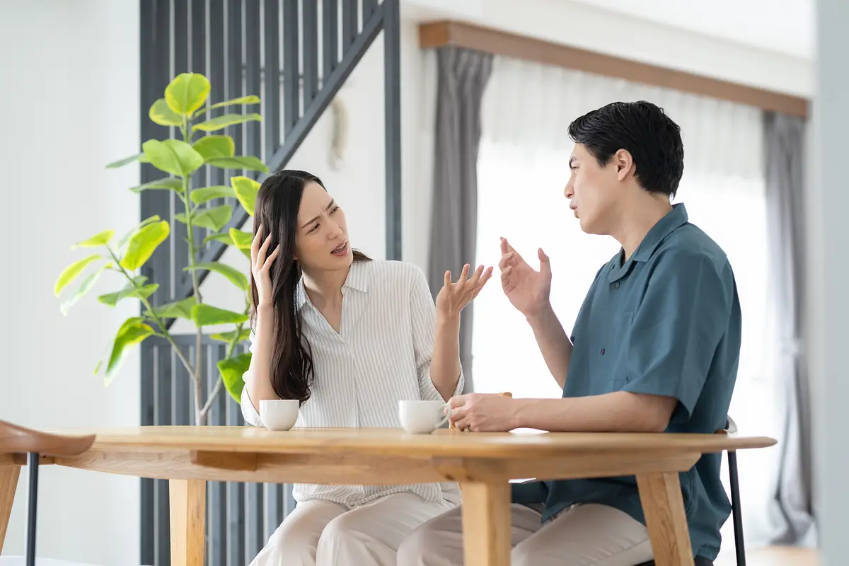 リビングで話し合う夫婦