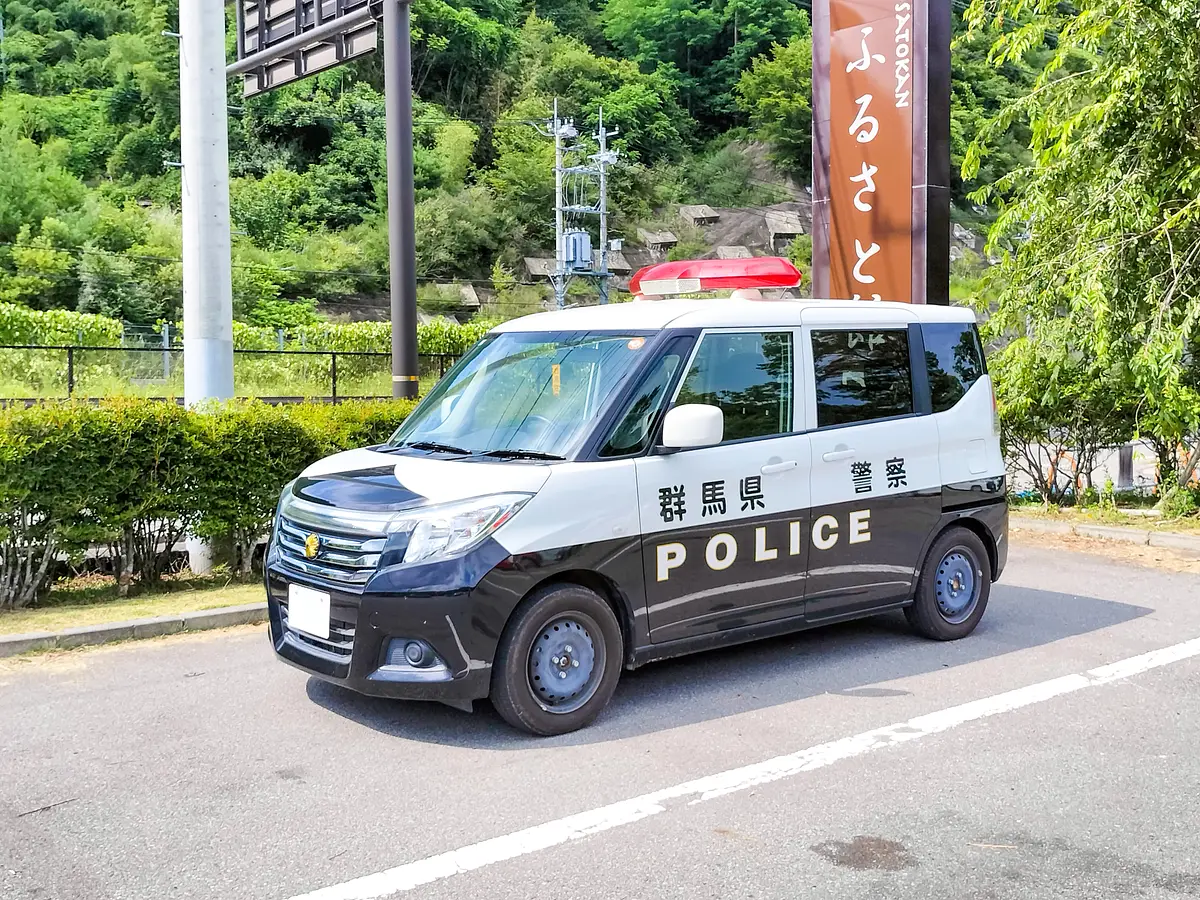 住宅地に停まるパトカー