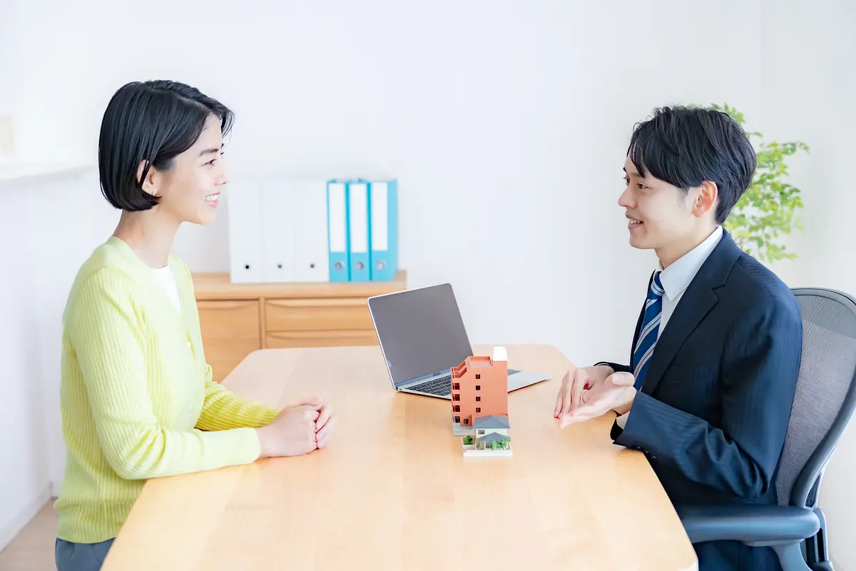 窓口で担当者に相談する女性