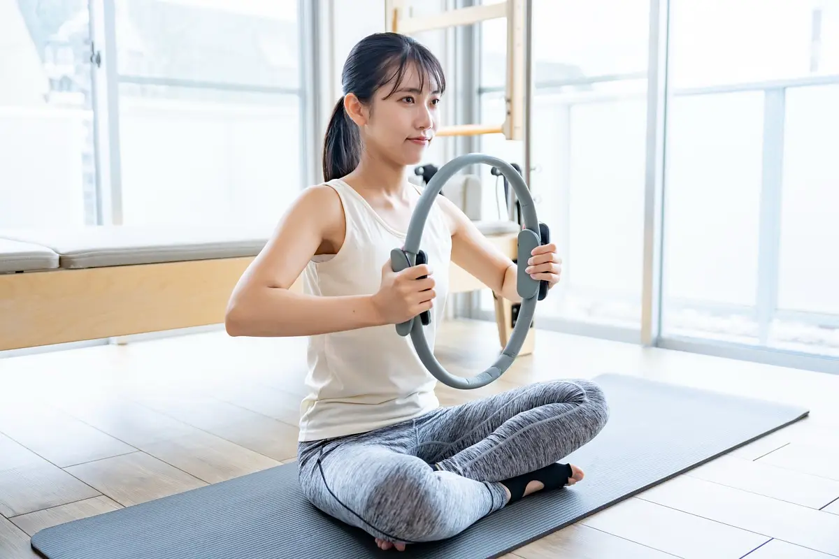 自宅でトレーニングをする女性
